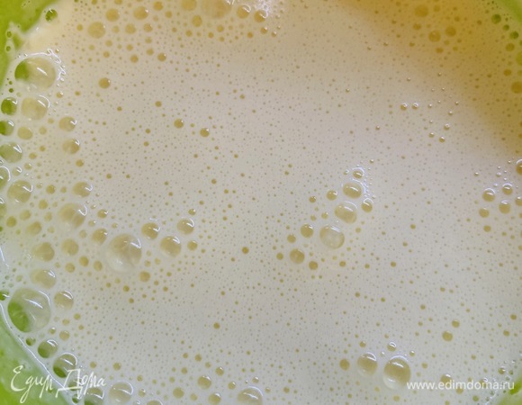 Взбить погружным блендером до однородности (получится как сгущенка).