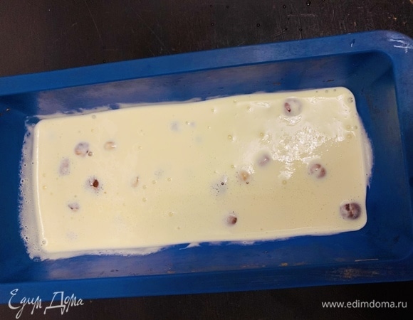 Положить в морозильную камеру на 6–7 часов (я ставлю на ночь).