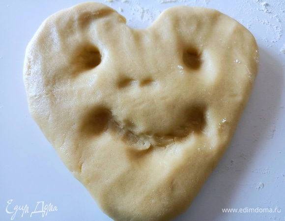 Начнем с песочного теста. Смешать подсолнечное масло, сахар и яйцо. Далее добавить муку и разрыхлитель, замесить гладкое однородное тесто.