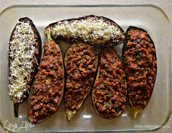 Форму для запекания смажьте оливковым маслом. Уложите баклажаны в форму, наполните соусом с чечевицей. Посыпьте пармезаном (или любым твердым сыром на ваш вкус), смешанным с подсушенными хлебными крошками.