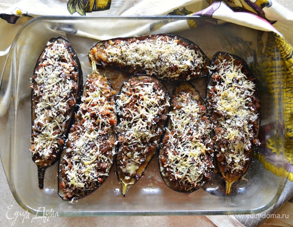 Запекайте баклажаны около 40 минут в разогретой до 180°C духовке. Время приготовления зависит от размера баклажанов: если покрупнее, то необходимо увеличить время запекания до 50 минут.