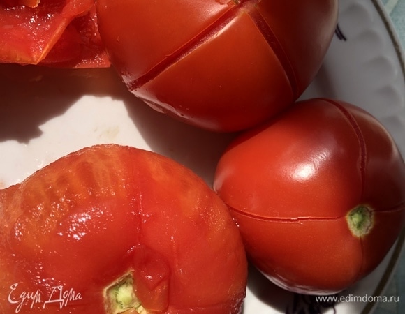 Помидор надрезать, положить в кипяток на пару минут. Снять кожицу, убрать плодоножку, измельчить блендером и сварить на среднем огне.