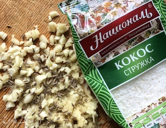 Измельчить чеснок. На мелкой терке натереть имбирь.