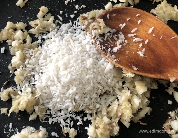 На сковороде на растительном масле обжарить чеснок, имбирь, зиру и кокосовую стружку.