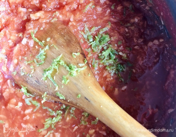 В проваренные помидоры добавить все содержимое со сковороды, цедру половины лайма, сок половины лайма, посолить и довести до кипения.