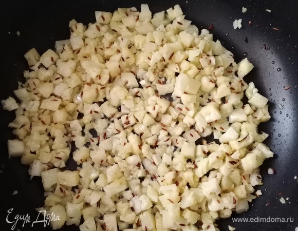 Цветную капусту я нарезала кубиками примерно 0,5х0,5 см. Размер зависит от вашего желания, но чем мельче, тем быстрее она приготовится. А можете разобрать на соцветия. Отправляем капусту в сковороду и обжариваем минут 5, периодически помешивая.