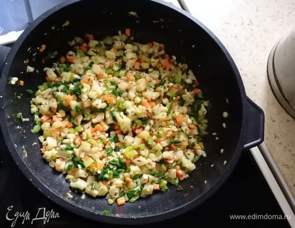 Сельдерей нарезаем кубиками, чеснок, острый перец и лук измельчаем и отправляем в сковороду, перемешиваем и снова готовим 5 минут.