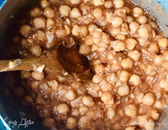 Готовый нут откинуть через сито, сохранив при этом воду, в которой он варился. Соединить нут с соусом из помидоров, добавить нужное количество бульона от нута и довести до кипения.