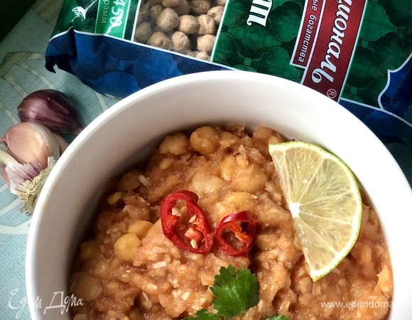 Разложить порционно суп, добавить острый перец, дольку лайма и кинзу.