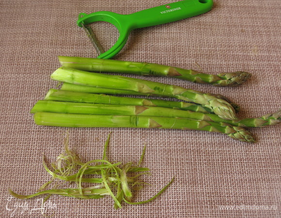 Очистим спаржу. Удобно использовать «экономку».