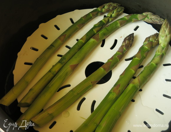 Спаржу кладем в мультиварку или отвариваем 3–5 минут в кипящей воде.