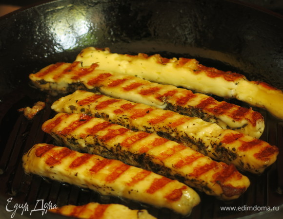 Поджариваем кусочки халуми.