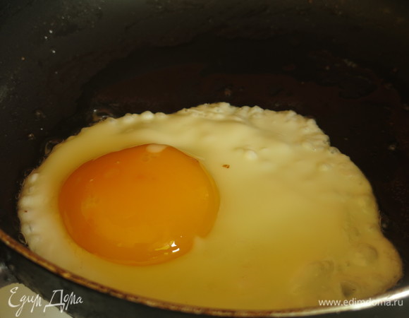 Жарим яйца.