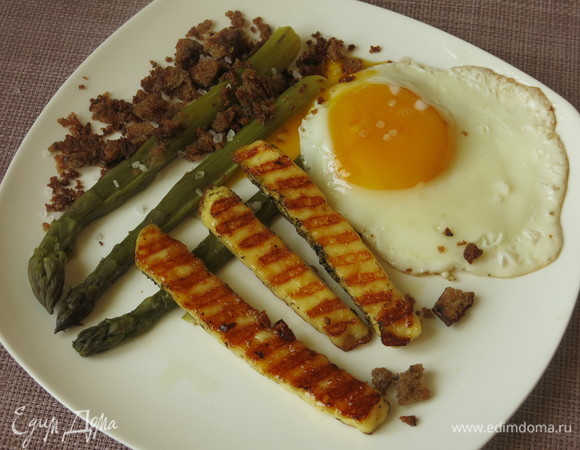 Выкладываем спаржу, халуми, яичницу и сухари, солим.