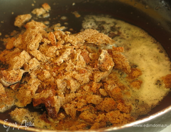 На сливочном масле поджариваем сухари.