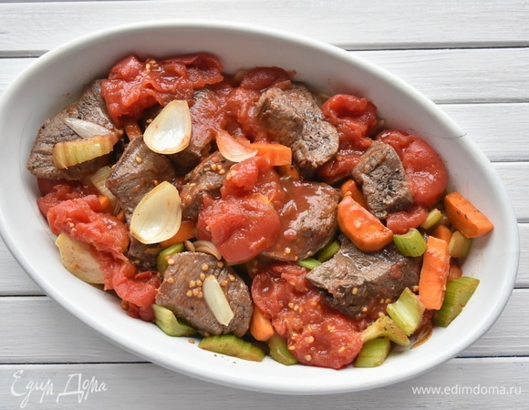 Добавить томаты вместе с соком. Посолить по вкусу, всыпать смесь прованских трав. Накрыть форму фольгой и запекать рагу при 170–180°C 1,5 часа.