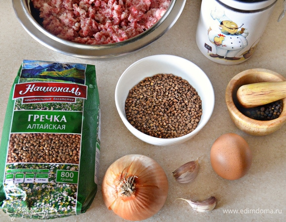 Подготовьте необходимые продукты. Фарш я использовала свинина + говядина, вы можете взять любой другой мясной фарш на ваш вкус. Гречку ТМ «Националь» промойте, залейте 1,5–2 ст. воды и варите 15–20 мин до готовности. Остудите.