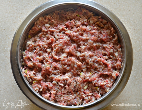 Хорошо перемешайте смесь и поставьте в холодильник минут на 15 (хотя это и необязательно, фарш достаточно плотный).
