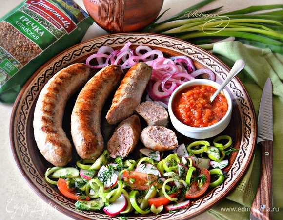 Лучшим дополнением к готовым колбаскам будет овощной салат с зеленью, маринованный лучок и ваш любимый томатный соус. Угощайтесь! Приятного вам аппетита!