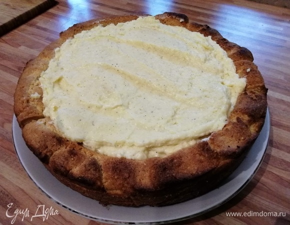 Остывший корж переложить на блюдо и наполнить кремом.