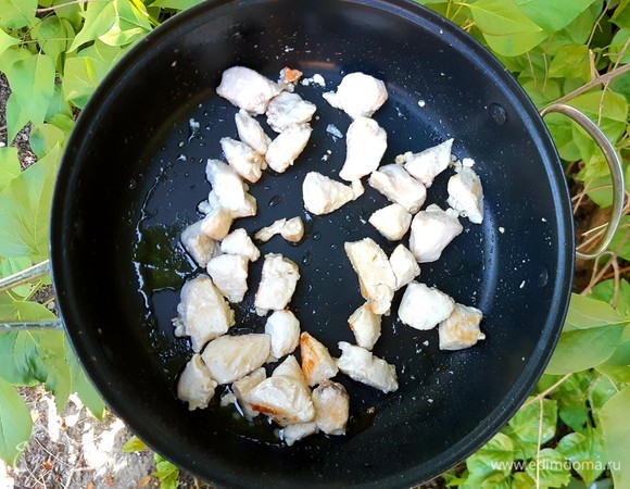 Куриное филе нарезать небольшими кусочками и слегка обжарить.
