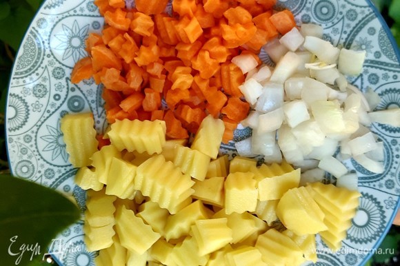Кубиками нарезать картофель, морковь и лук.