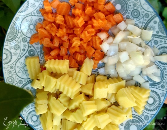 Кубиками нарезать картофель, морковь и лук.