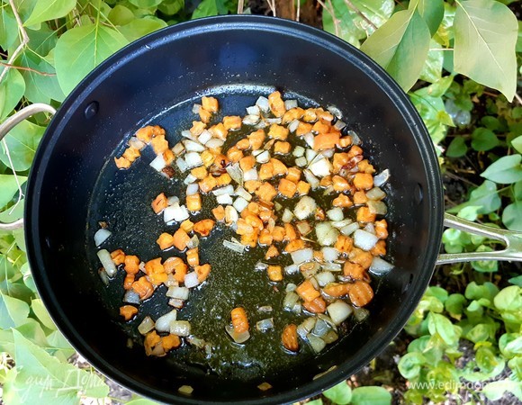 Морковь с луком пассеровать, в конце добавить кусочек сливочного масла.