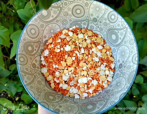 Нам потребуется чечевица ТМ «Националь» и гороховые хлопья.