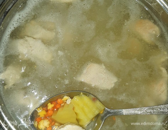 В 1,5 литра кипящей воды отправить все подготовленные ингредиенты кроме пассерованных овощей. Их добавить в конце приготовления.