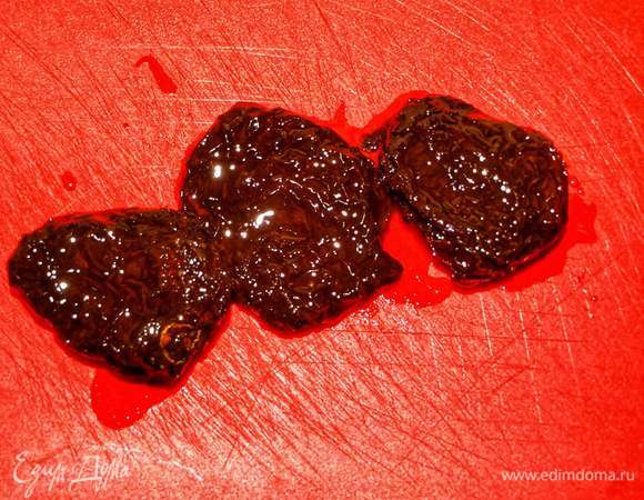 Вяленые помидоры в масле мелко нарезаем.