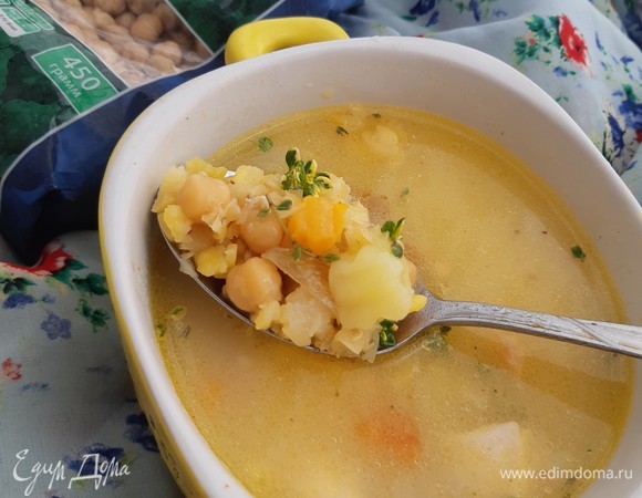 Когда суп будет полностью готов, добавить сваренный нут ТМ «Националь», пассерованные овощи, специи и свежий тимьян. Из такого супа можно сделать суп–пюре. Я же просто добавила плавленый сыр.