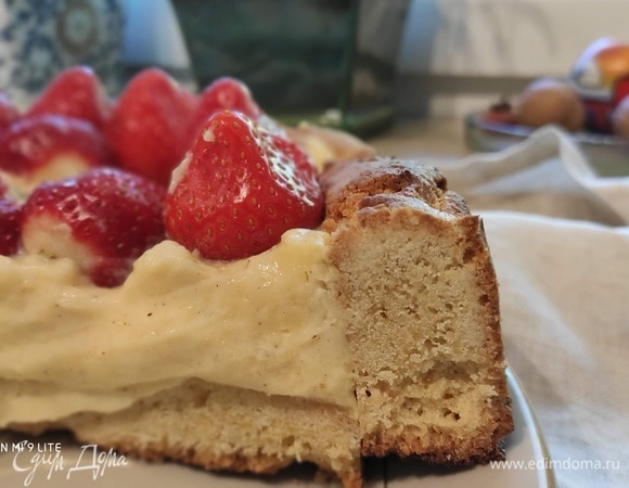 Это разрез. Крем настолько нежный, что не удерживает ягоду, и клубника то и дело норовит сползти вниз.