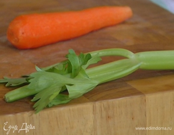 Стебель сельдерея нарезать так же тонкими полосками.