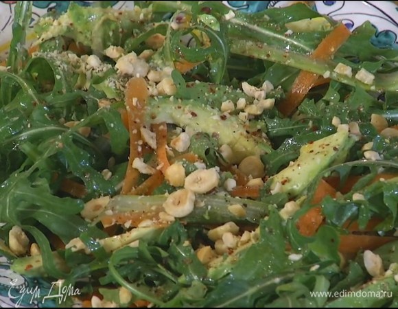 В большое блюдо выложить морковь, сельдерей и авокадо, добавить руколу, полить все оливковым маслом и лимонным соком, посолить, поперчить и посыпать орехами.