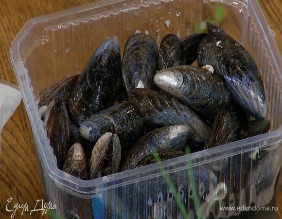 Мидии предварительно разморозить.