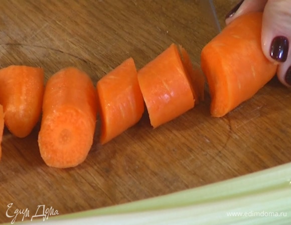 Морковь почистить и крупно нарезать.