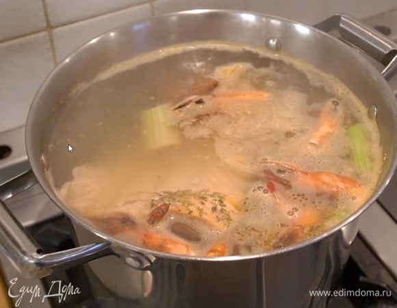 Готовый бульон процедить, вернуть на огонь и довести до кипения, всыпать макароны и варить на минуту меньше, чем указано на упаковке.