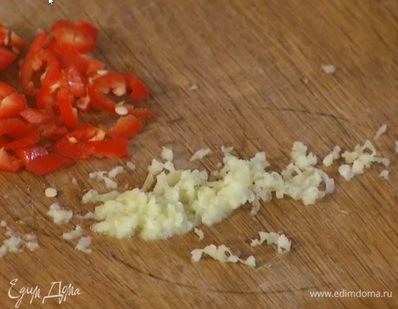 Имбирь почистить и натереть на мелкой терке (должна получиться 1/2 ч. ложки натертого имбиря).