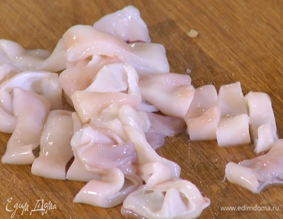 Кальмаров и осьминогов нарезать небольшими кусками.