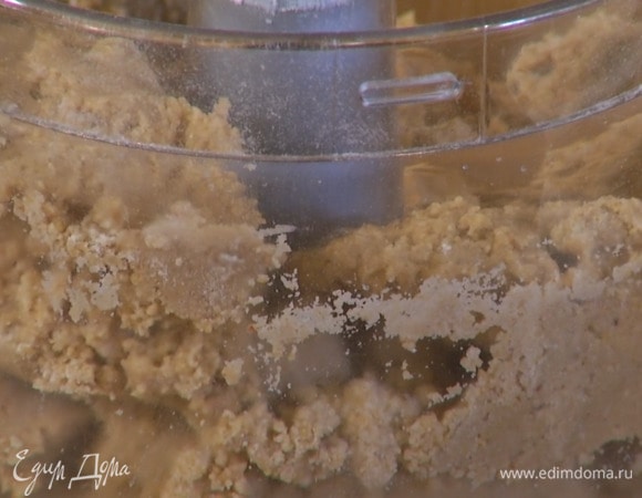 Всю муку, сахарную пудру, сливочное масло выложить в чашу блендера и измельчить на небольшой скорости в крошку, затем, не выключая блендера, добавить желток и 1 ст. ложку ледяной воды.