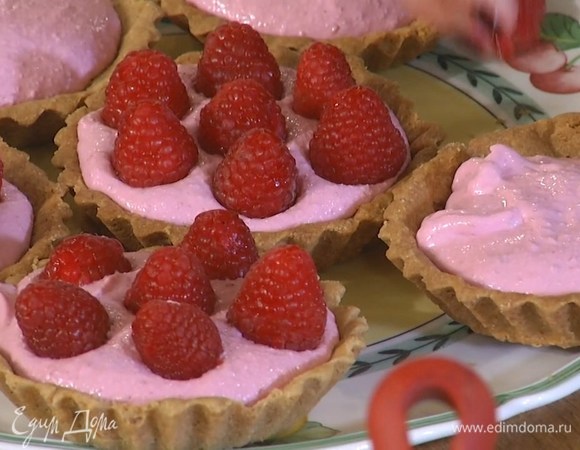 Разложить крем в остывшие тарталетки, украсить свежей малиной.