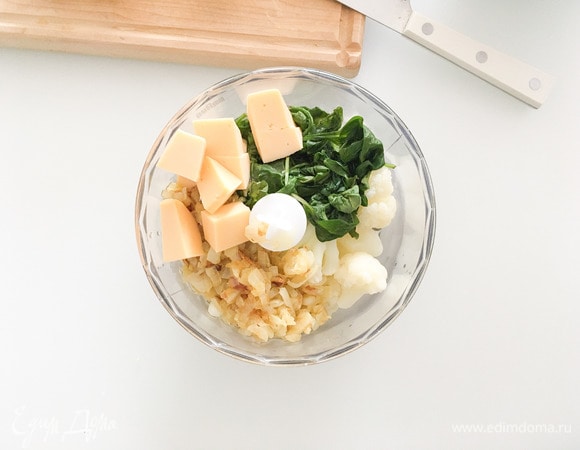 Блендером измельчить отваренную капусту, обжаренный лук, шпинат, соль, нарезанный кубиками сыр. Все измельчить.