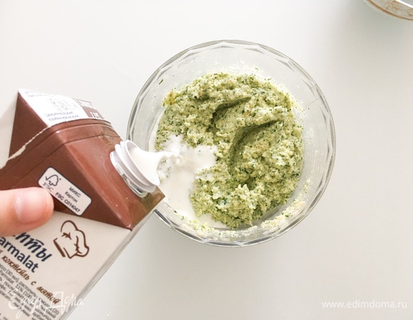 Влить сливки и пробить все еще раз блендером до состояния пюре, наш соус готов!