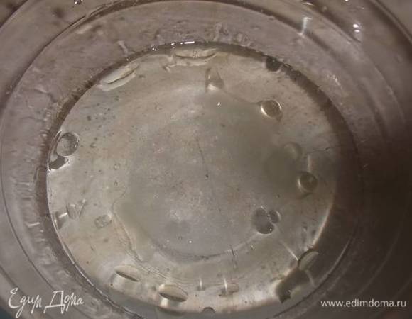 В кипяток добавить соль и масло.