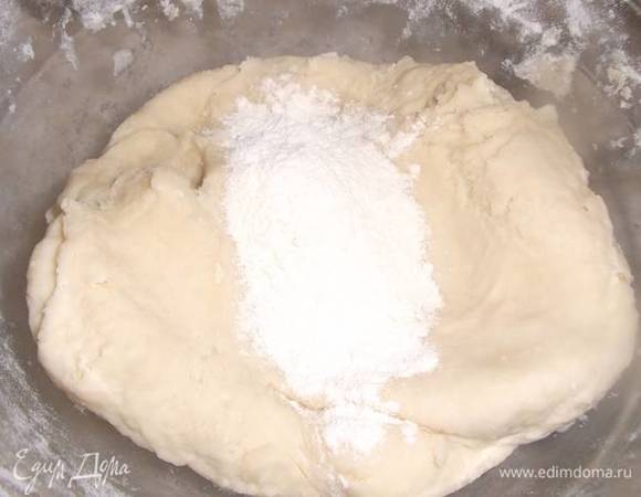 Частями засыпать муку и интенсивно перемешать вилкой. Затем замешивать руками, постепенно добавляя муку, ее может уйти чуть больше, чем указано в ингредиентах.