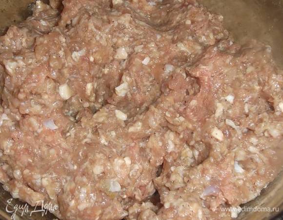 Приготовить фарш. Луковицы измельчить, добавить к мясу. Далее — соль и перец по вкусу. Посыпать щепоткой сахара и добавить воду (или молоко). Фарш должен быть влажным, не сухим.