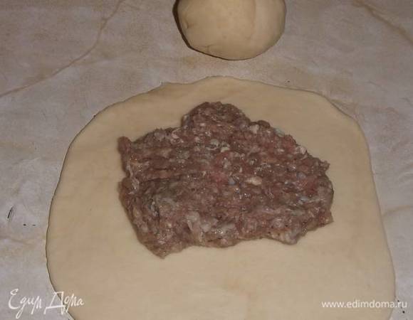 Из теста сделать шарики. Раскатать. Выложить немного фарша и разровнять.