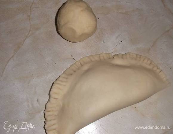 Сформировать чебурек. Края соединить при помощи вилки.