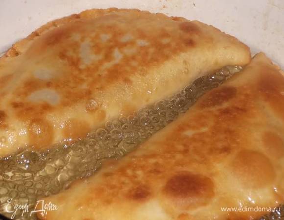 Выложить в раскаленное масло. Жарить с двух сторон на умеренном огне. Приятного аппетита!